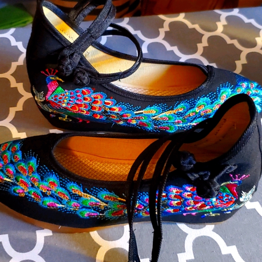 Black canvas type material w/peacock design